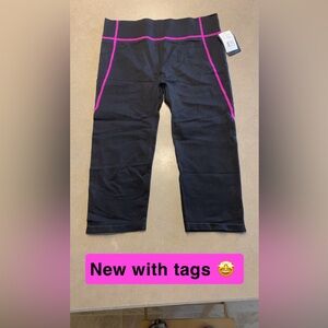 Women’s NWT Fornia Size Medium Nylon Spandex Magenta Leggings